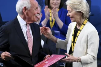 Ursula von der Leyen wins top European unity award