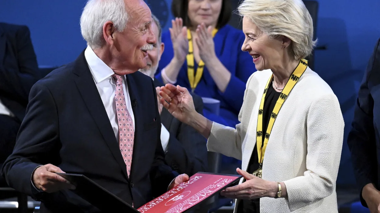Ursula von der Leyen wins top European unity award