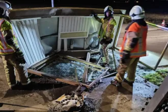 Van crashes into Oostrozebeke bus shelter, no injuries
