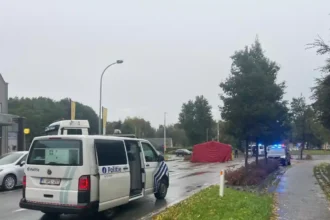 Veerle aids cyclist after roundabout accident; Ypres remembers Sarah Trioen