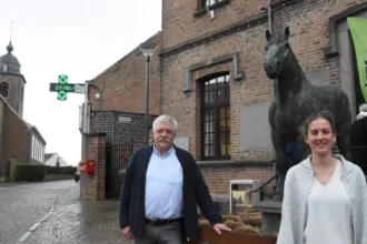 Vollezele Hilse De Groote tours Belgium for 5 months