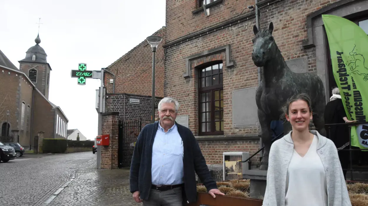 Vollezele Hilse De Groote tours Belgium for 5 months