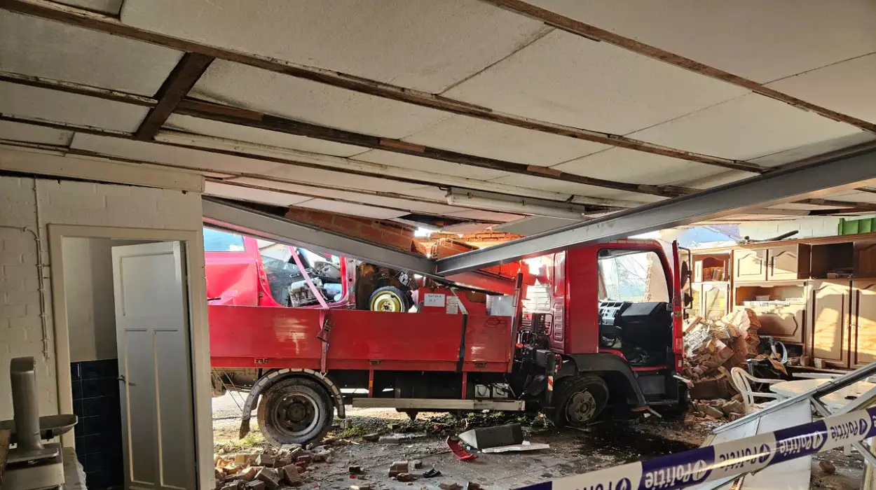 Wevelgem Truck crashed into residential garage on Thursday 