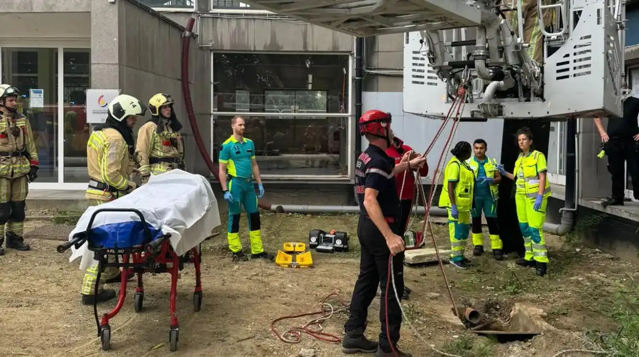 Worker rescued from deep pit at Anderlecht construction site