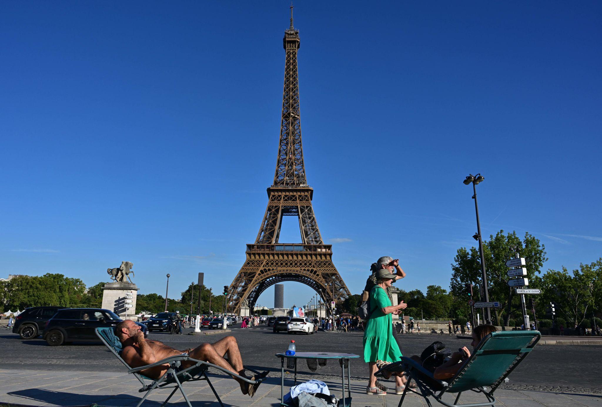 France heatwave alerts during hot summer weather in Paris