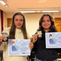 Zoersel 13-year-old Josefien & Lucia, save 66-year-old man