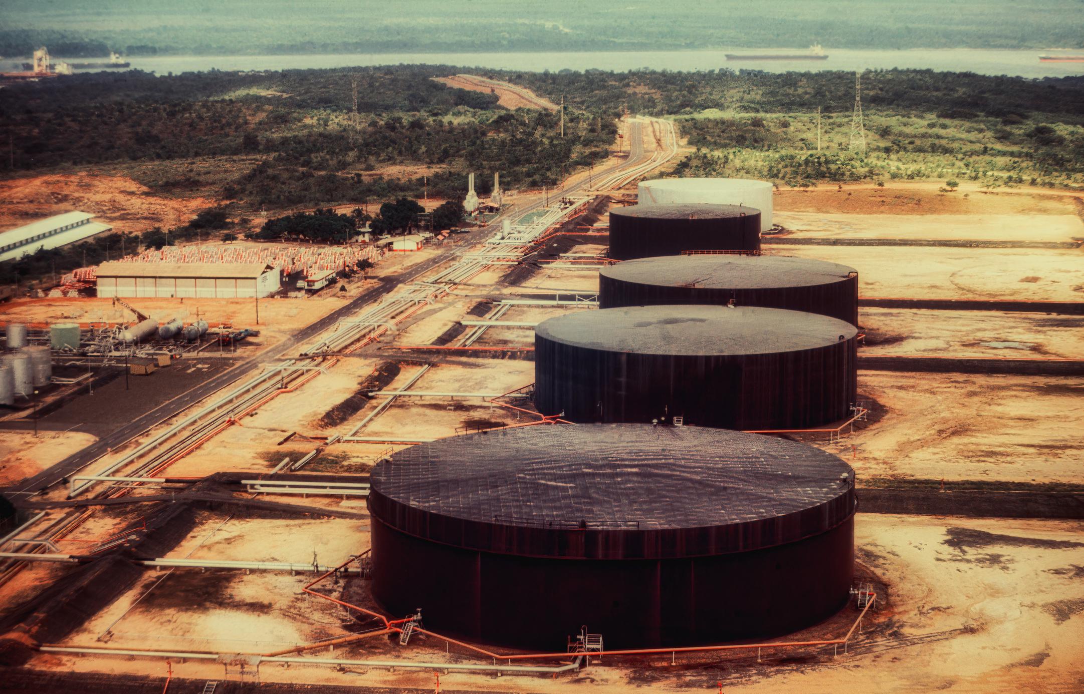 Venezuela oil exports supported by refinery operations