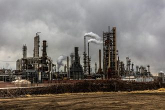 Oil prices drop amid changing geopolitical risks affecting European energy markets.
