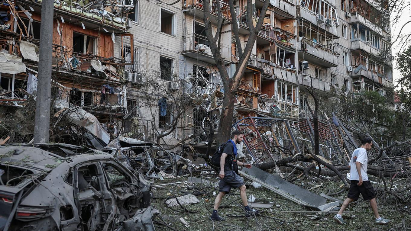 Kyiv amid continuing Russian attacks during the Zelensky crisis