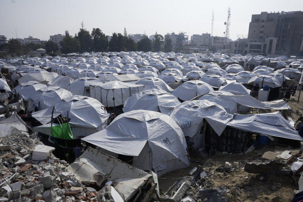 Gaza humanitarian crisis worsens as homes collapse