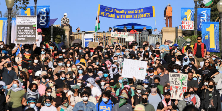 FILE PHOTO: People gather at the University of California Los Angeles, as the conflict between Israel and the Palestinian Islamist group Hamas continues, in Los Angeles, California, U.S., May 1, 2024. REUTERS/David Swanson/File Photo