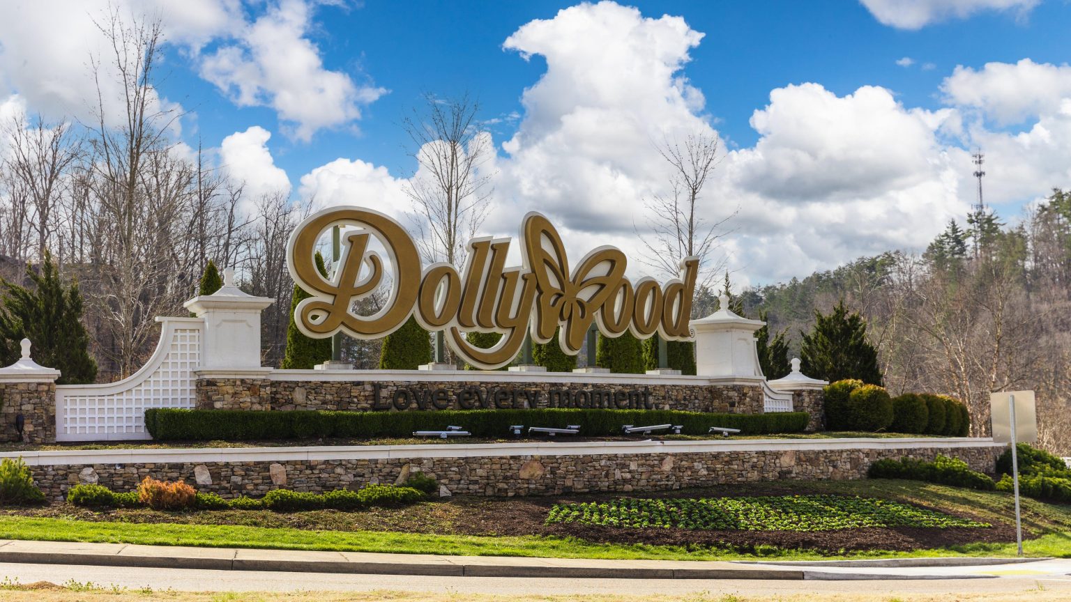 Dolly Parton life story from Tennessee to country music fame