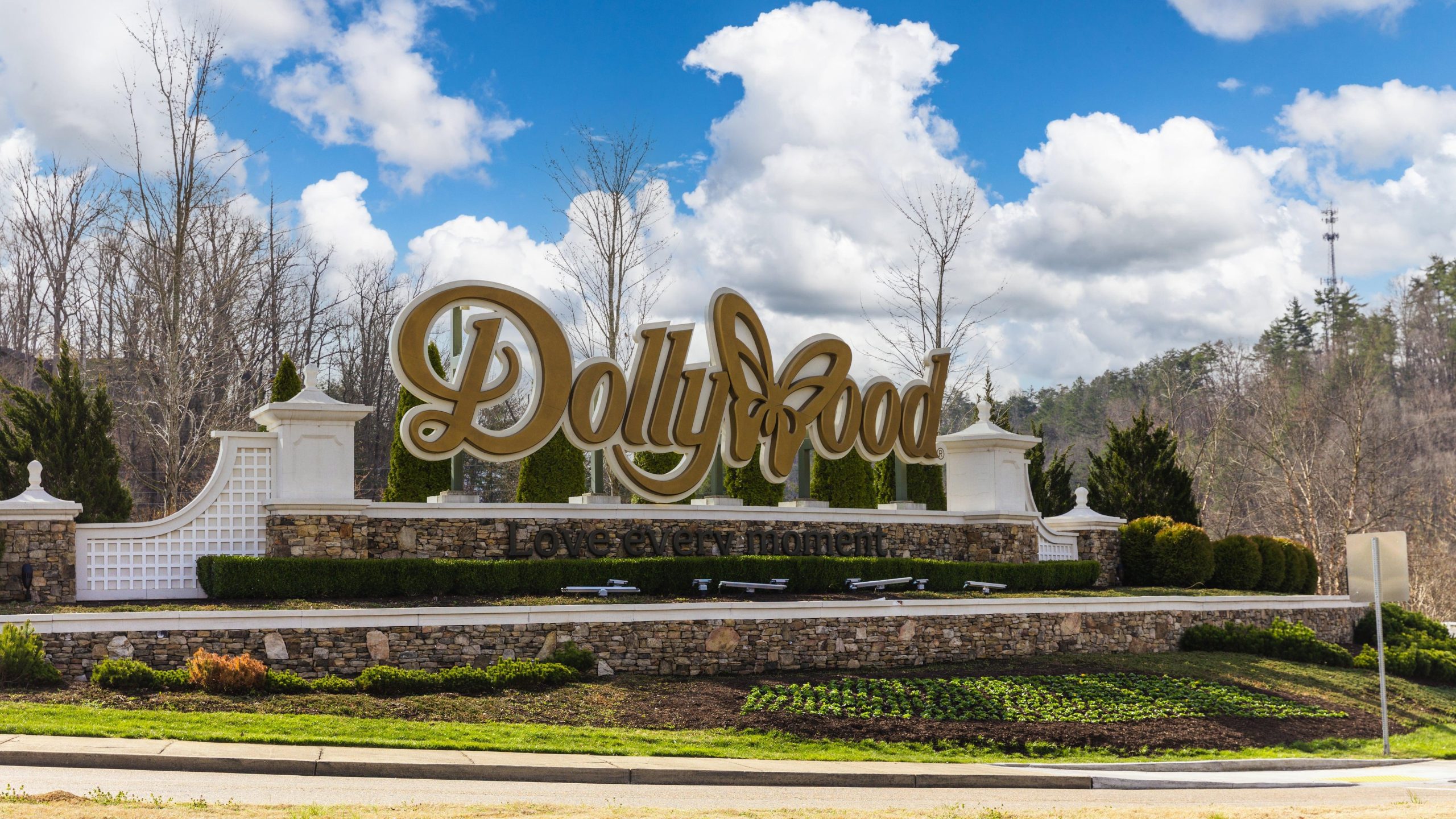 Dolly Parton life story from Tennessee to country music fame