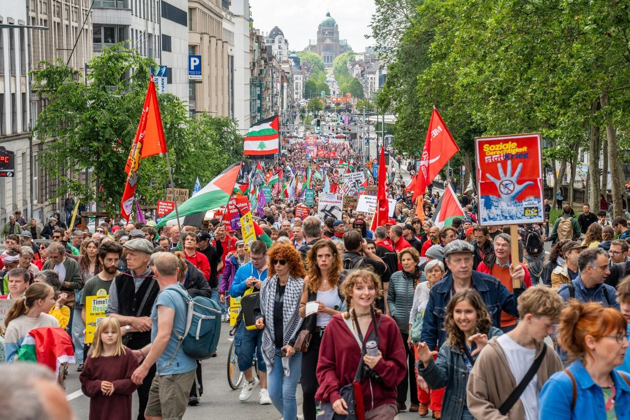 Brussels police detentions news illustrated by a crowd at an earlier Brussels demonstration.