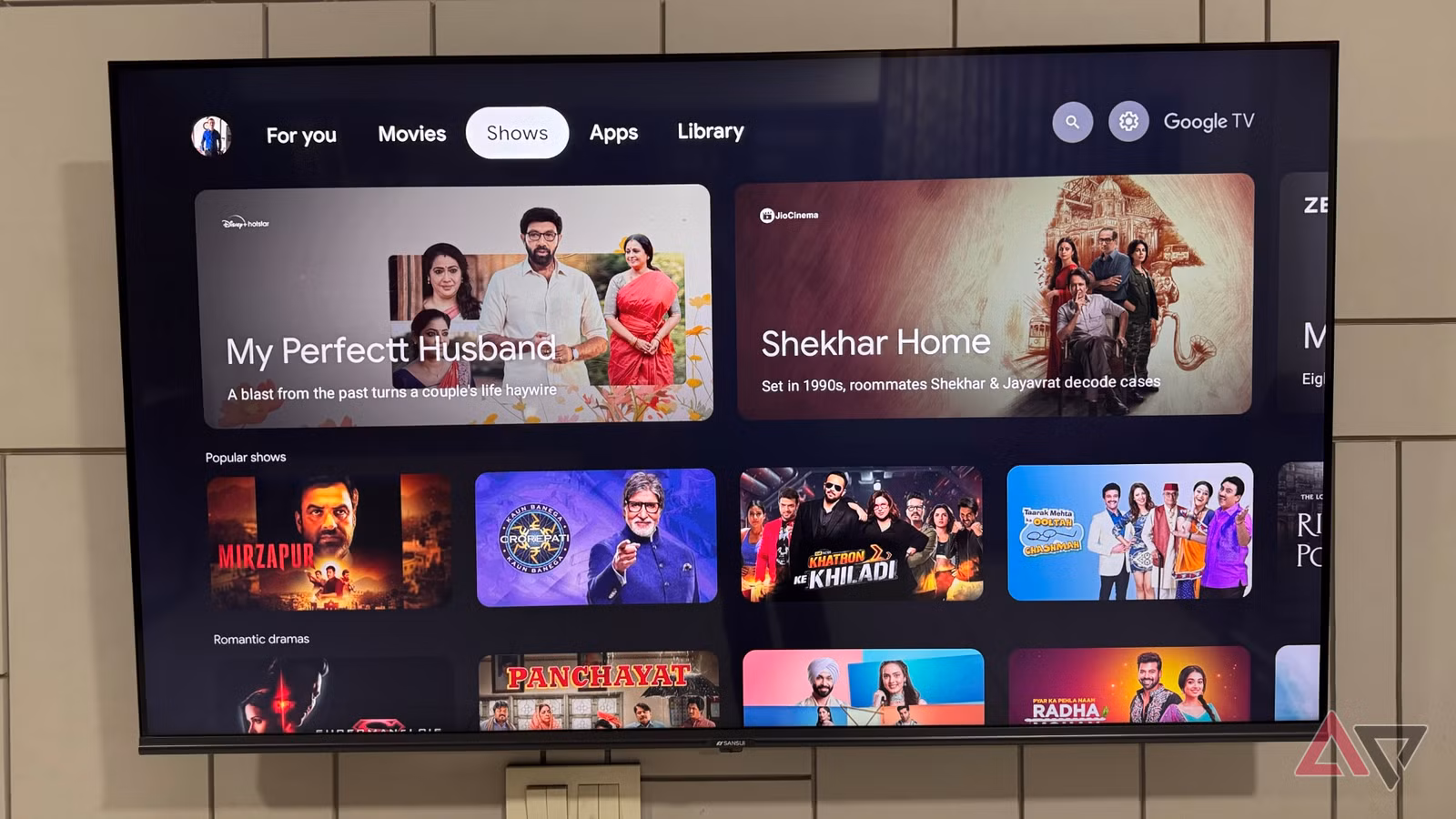 smart TV photo gallery slideshow in living room