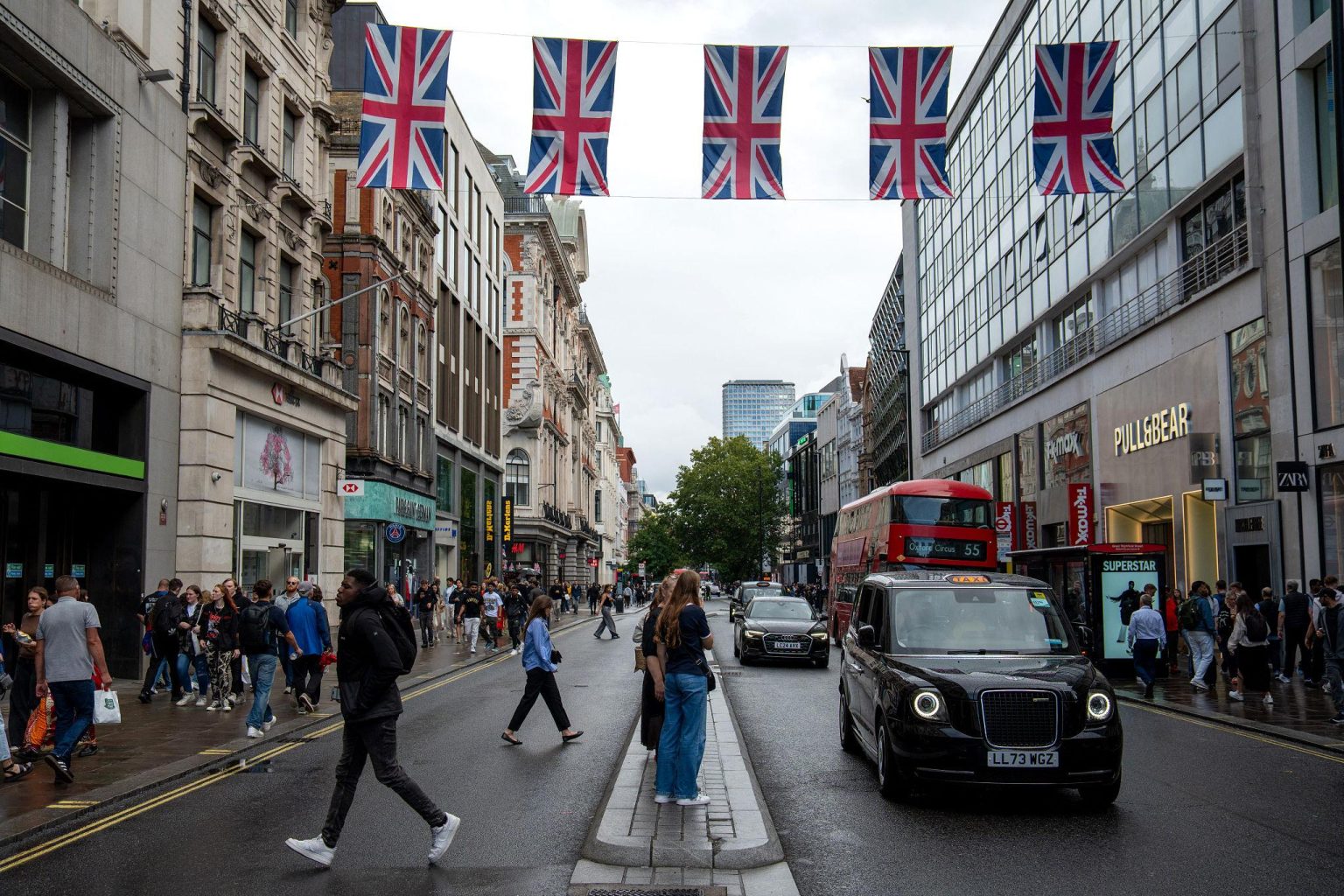 UK consumer spending rises as shoppers visit London's Oxford Street in 2026