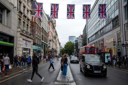 UK consumer spending rises as shoppers visit London's Oxford Street in 2026