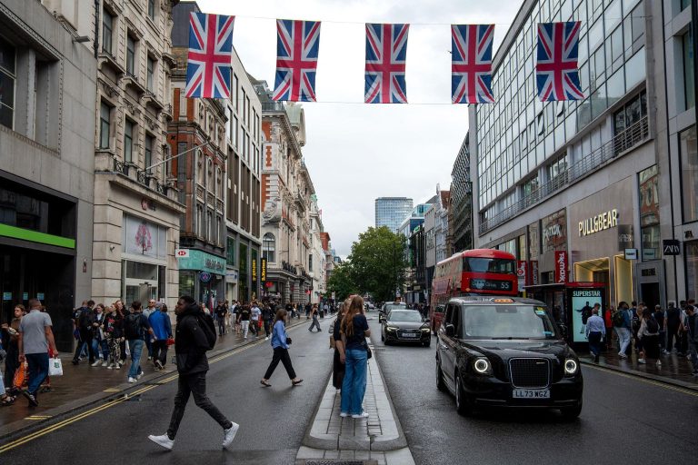 UK Consumer Spending Surges After Retail Sales Beat Expectations in London, 2026