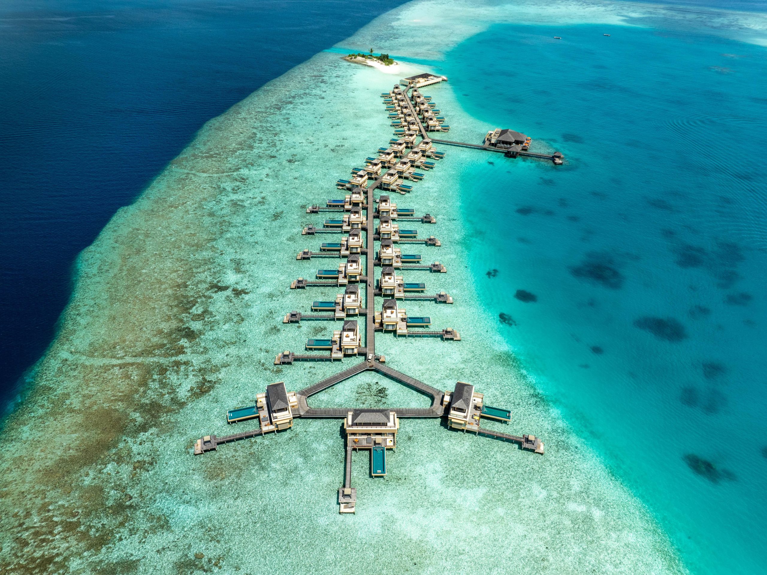 Maldives tourism Belgium showcasing Dhigali resort and turquoise lagoon