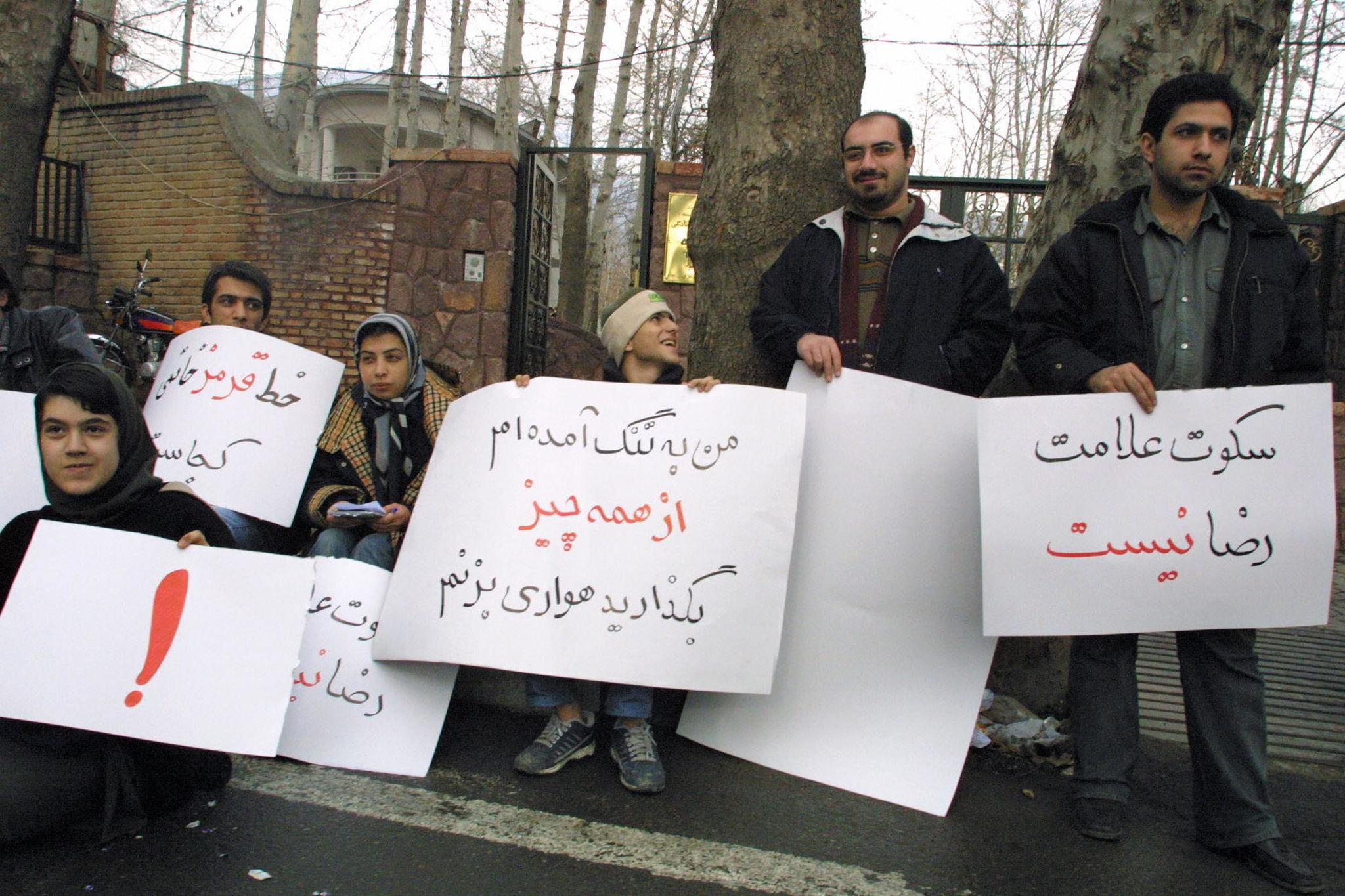 Peaceful Iranian student protests in university courtyard