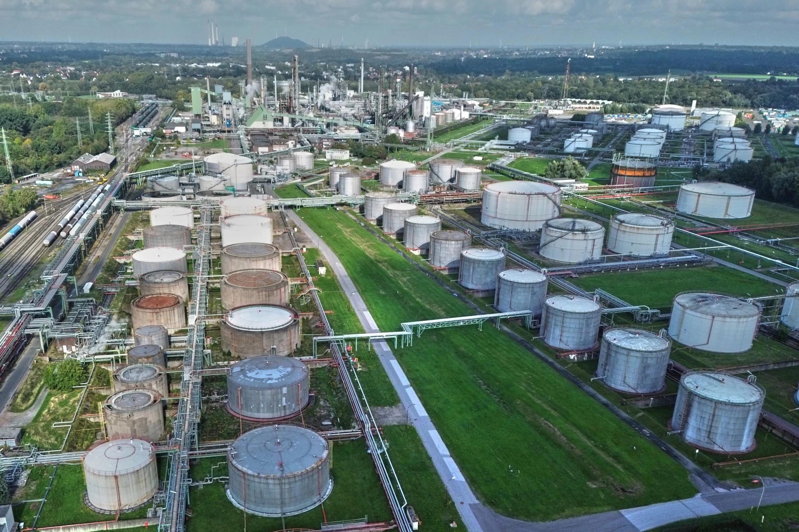 Diesel refinery infrastructure illustrating European concerns about Russian fuel supplies and international energy markets.