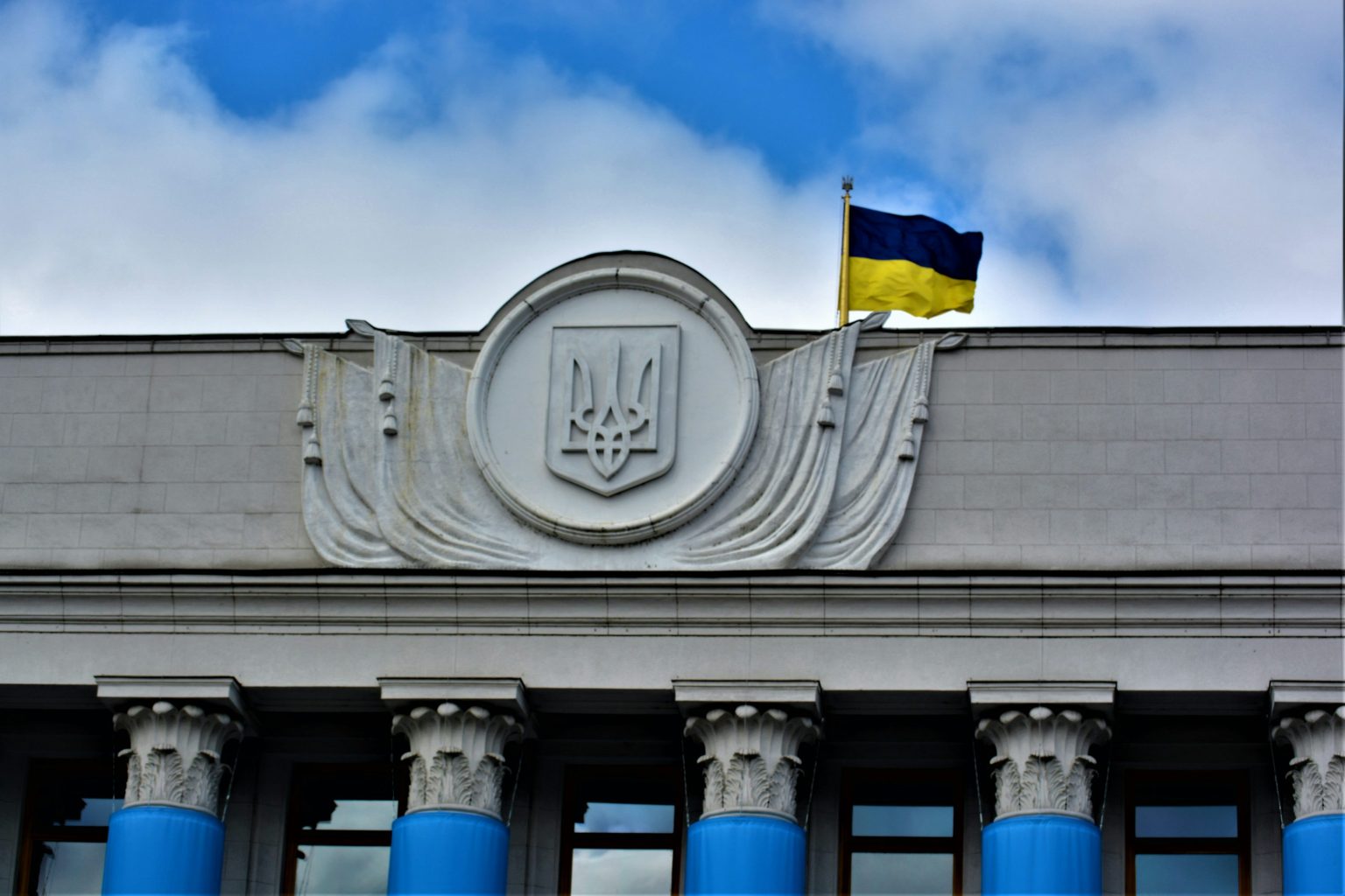 Ukraine attack – Ukrainian flag flying over government building in Kyiv