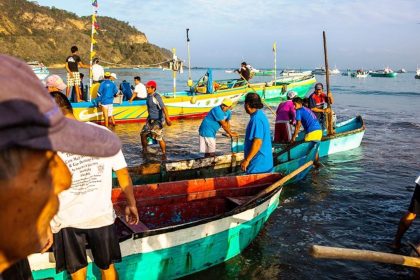 Ecuador fishermen working along the Pacific coast in Manabí province