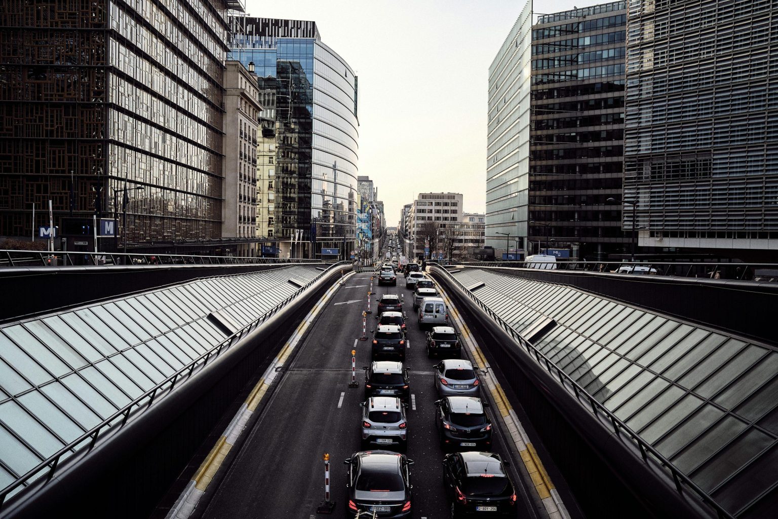 Brussels school air pollution concerns linked to vehicle traffic on city streets.