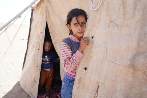 Displaced Yemeni children and families at a temporary shelter during the humanitarian crisis.
