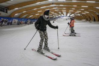 Snowboarders practicing at Ice Mountain Belgium