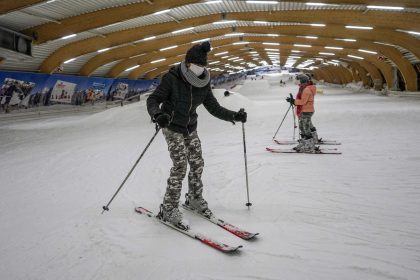 Snowboarders practicing at Ice Mountain Belgium