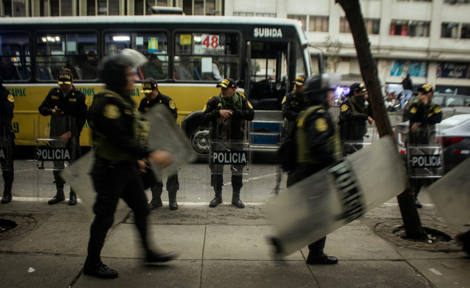 Police officers forming a security line illustrate the Belgian police reserve proposal to strengthen riot response.