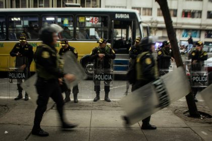 Police officers forming a security line illustrate the Belgian police reserve proposal to strengthen riot response.