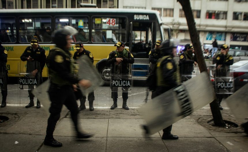 Police officers forming a security line illustrate the Belgian police reserve proposal to strengthen riot response.