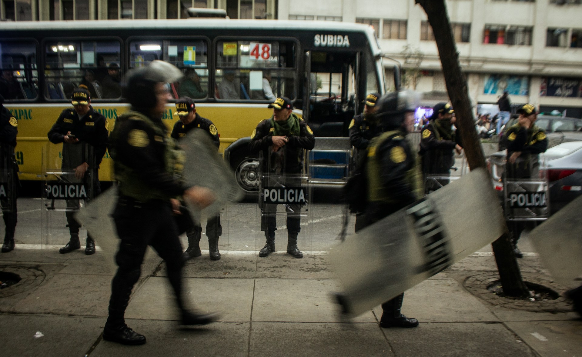 Police officers forming a security line illustrate the Belgian police reserve proposal to strengthen riot response.