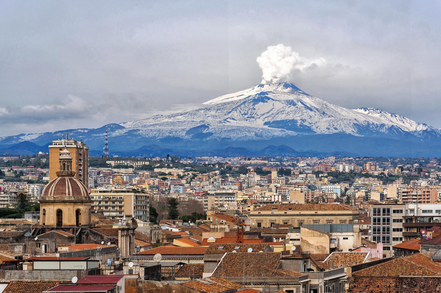 Mount Etna disruption sends volcanic ash over Catania in Sicily