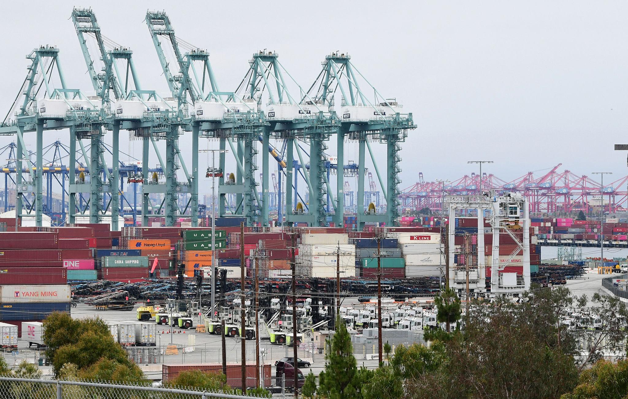 Cargo ship affected by US trade crisis and geopolitical shipping risks in 2026